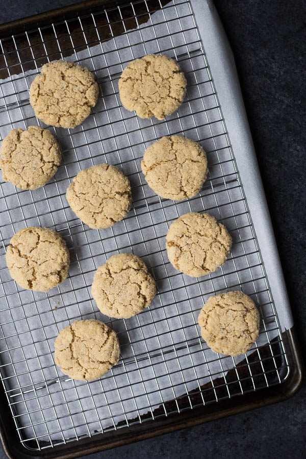 Sparkling Vegan Almond Butter Oat Cookies: Soft and chewy cookies...with a crunch! These vegan and gluten free cookies require only a handful of ingredients, and they're so sparkly thanks to a sugary coating! || fooduzzi.com recipe