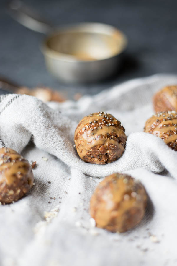 Vegan No-Bake Energy Bites: full of flavor, texture, and energy! Naturally gluten free and vegan, and a great school snack! || fooduzzi.com recipe