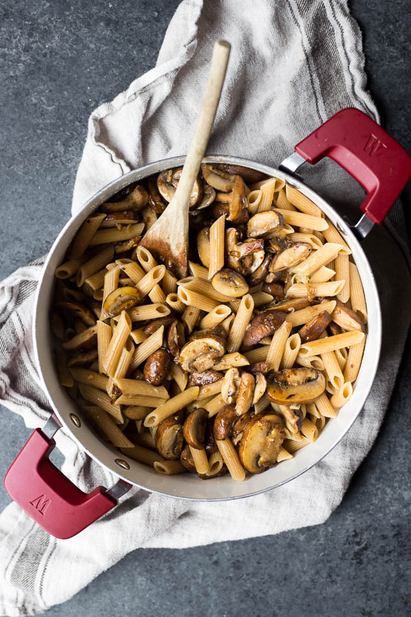Lemon Garlic Mushroom Pasta: A simple, healthy, and satisfying pasta perfect for a weekday meal! Naturally vegan and easily made gluten free, and it's a 20 minute meal! || fooduzzi.com recipe