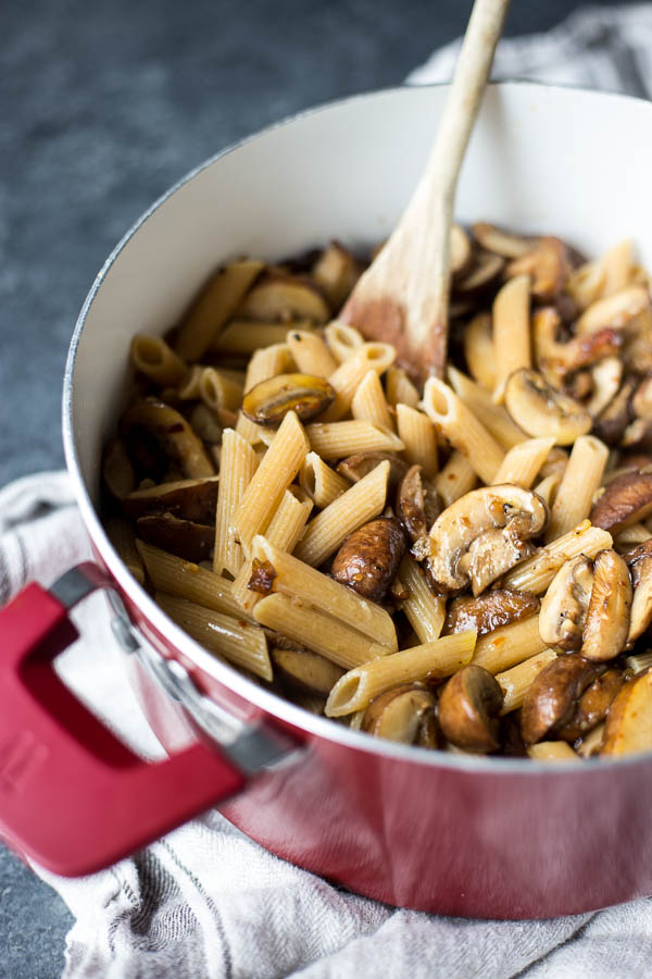 Lemon Garlic Mushroom Pasta: A simple, healthy, and satisfying pasta perfect for a weekday meal! Naturally vegan and easily made gluten free, and it's a 20 minute meal! || fooduzzi.com recipe