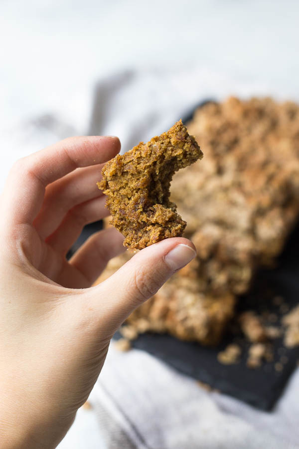 Vegan Pumpkin Coffee Cake: A simple coffee cake with a fall twist! Naturally gluten free and vegan, made with minimal sugar, and topped with an addictive streusel! || fooduzzi.com recipe