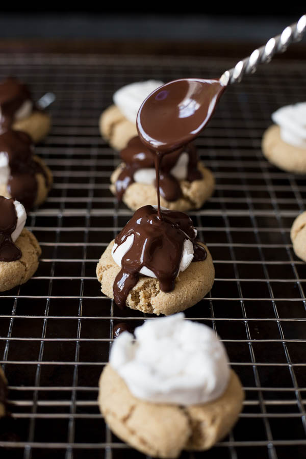 Vegan S'mores Cookies: Summer's favorite treat...in cookie form! The perfect vegan and gluten free dessert with no campfire in sight. || fooduzzi.com recipe
