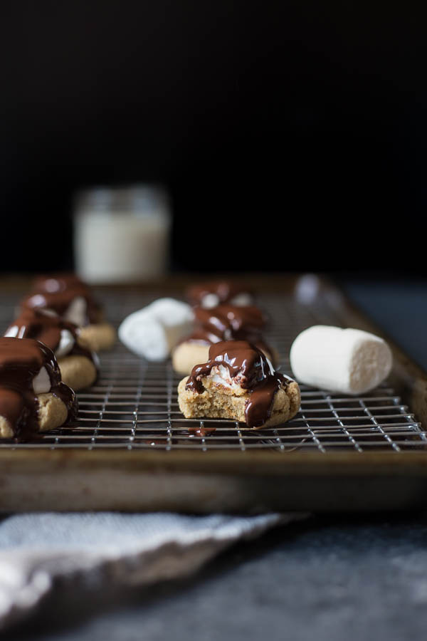 Vegan S'mores Cookies: Summer's favorite treat...in cookie form! The perfect vegan and gluten free dessert with no campfire in sight. || fooduzzi.com recipe