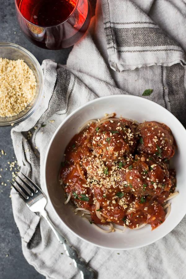 Sun Dried Tomato Vegan Meatballs: Tender vegan meatballs made from lentils & pecans! Easily made gluten free, and a quick, filling, & healthy dinner option! || fooduzzi.com recipe