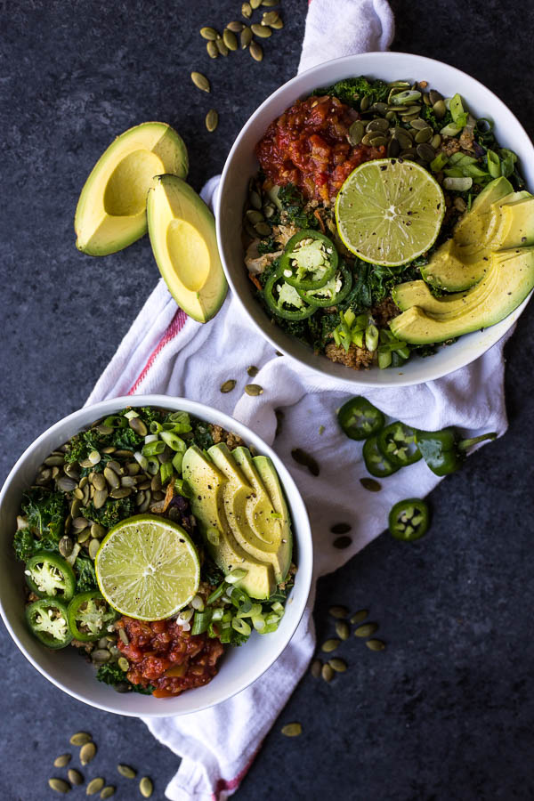 Warm Taco Bliss Salad: A super simple lunch or dinner salad that's ready in about 20 minutes! Filling, nutritious, full of veggies, and vegan! || fooduzzi.com recipe