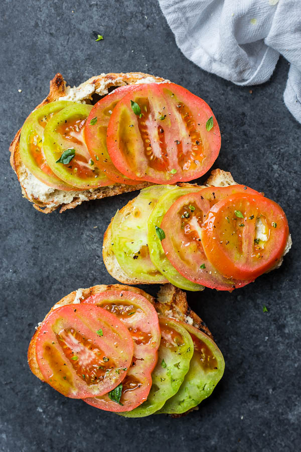 Grilled Bread with Tomatoes and Cashew Ricotta: a 15-minute dinner, appetizer, breakfast, or any-time meal! Naturally gluten free & vegan! || fooduzzi.com recipe