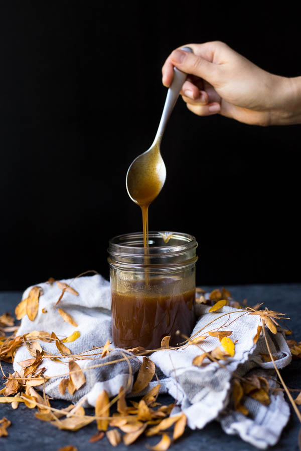 Vegan Pumpkin Spice Caramel Sauce: The easiest homemade vegan caramel...with a fall twist! Made with only 6 ingredients and without a thermometer, and perfect for topping ice cream, lattes, or a spoon. Step by step instructions included! || fooduzzi.com recipe