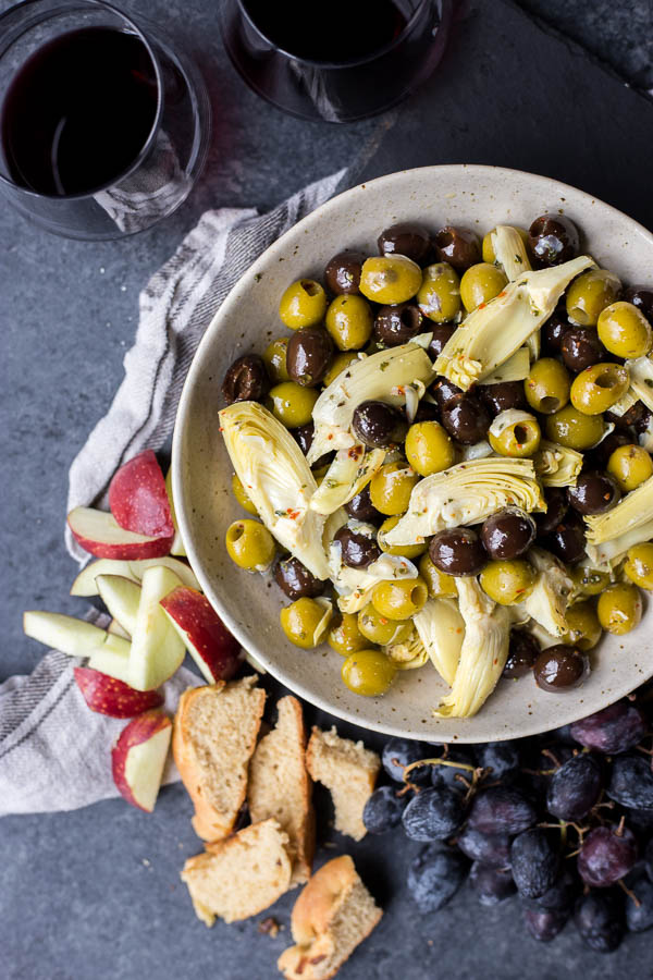 Homemade Quick Marinated Olives: A simple way to enjoy marinated olives on the cheap! Naturally gluten free and vegan. || fooduzzi.com recipe