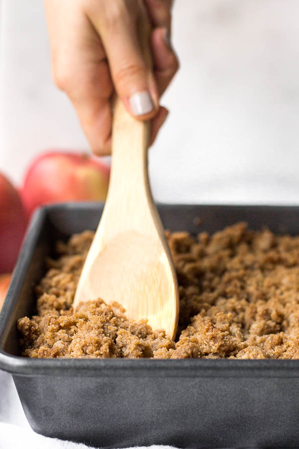 Vegan Apple Butternut Squash Crisp: The the perfect dessert or breakfast for your holiday fun! Naturally gluten free and vegan, and delicious hot or cold. || fooduzzi.com recipe