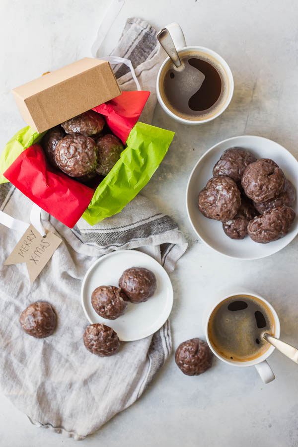 Nana's To Tos: My Nana's famous Italian To To cookies...made vegan! This is a simple chocolate cookie recipe that requires no chilling and minimal ingredients! Perfect for the holidays. || fooduzzi.com recipe #vegancookies #veganchristmas