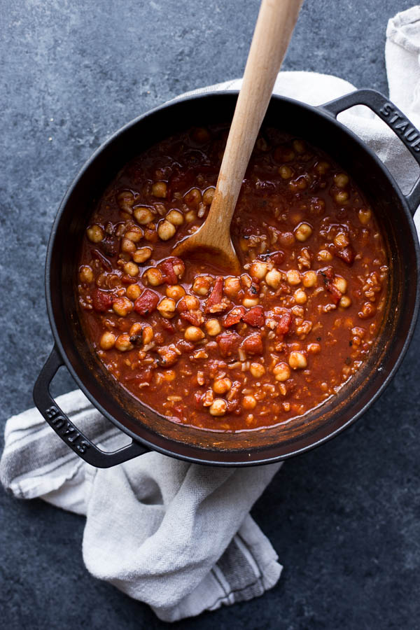 20 Minute Vegan Buffalo Chickpea Chili: A warm, comforting, and spicy chili that takes only 20 minutes to make! Perfect for a cold winter day. || fooduzzi.com recipe #chili #vegandinner #easydinner