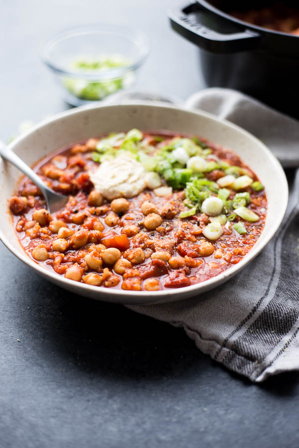 20 Minute Vegan Buffalo Chickpea Chili: A warm, comforting, and spicy chili that takes only 20 minutes to make! Perfect for a cold winter day. || fooduzzi.com recipe #chili #vegandinner #easydinner