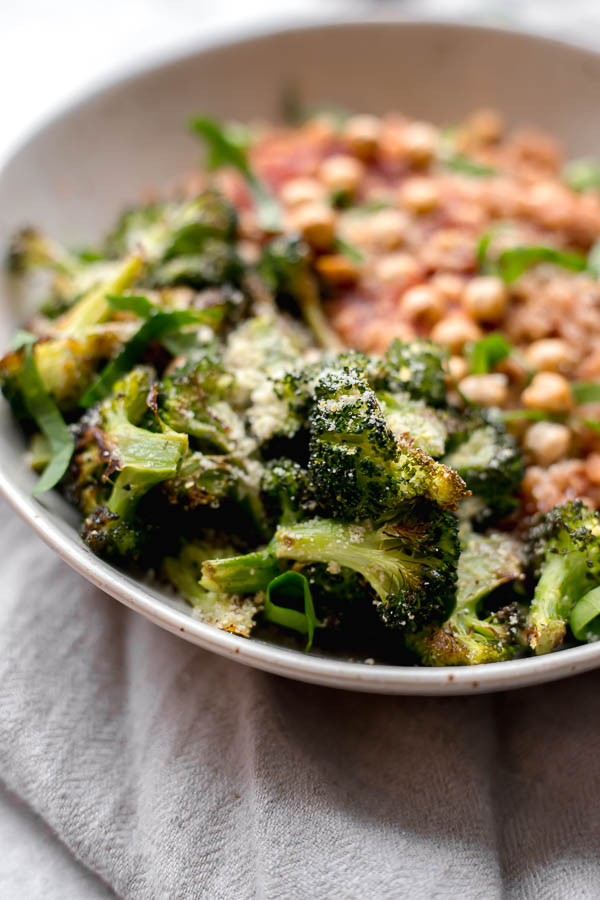 Vegan Marinara Farro with Roasted Broccoli and Chickpeas: A super simple, satisfying, and comforting vegan dinner! Best of all, this grain bowl takes about 30 minutes to make! || fooduzzi.com recipe #vegandinner #30minutemeal #grainbowl