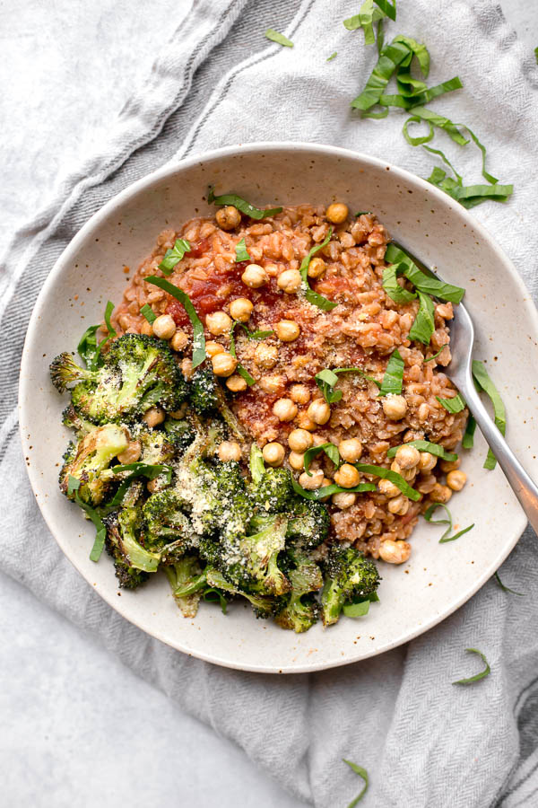 Vegan Marinara Farro with Roasted Broccoli and Chickpeas: A super simple, satisfying, and comforting vegan dinner! Best of all, this grain bowl takes about 30 minutes to make! || fooduzzi.com recipe #vegandinner #30minutemeal #grainbowl #wholegrain