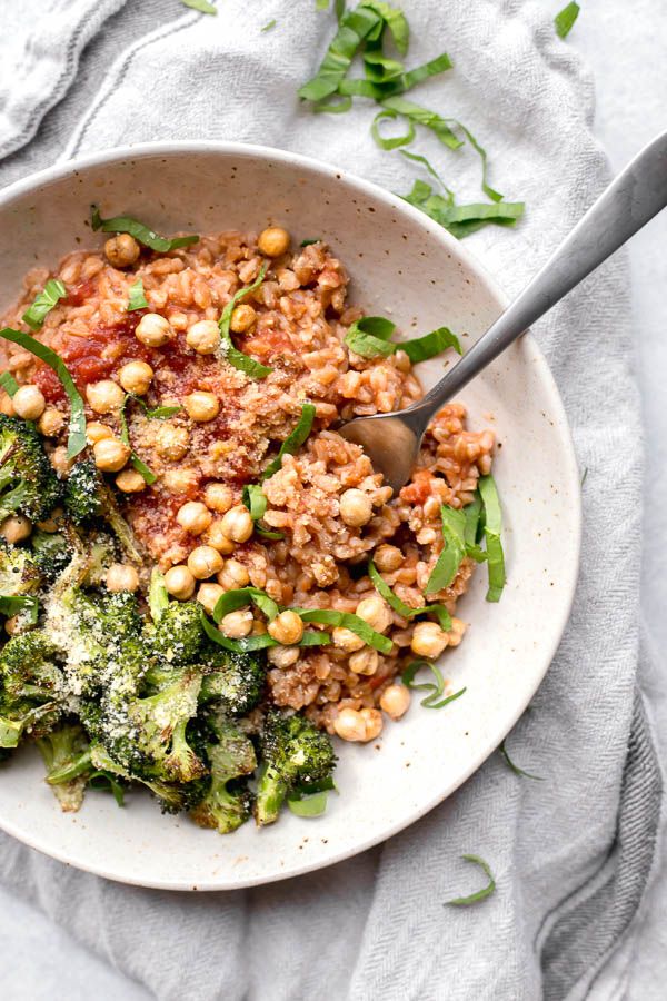 Vegan Marinara Farro with Roasted Broccoli and Chickpeas: A super simple, satisfying, and comforting vegan dinner! Best of all, this grain bowl takes about 30 minutes to make! || fooduzzi.com recipe #vegandinner #30minutemeal #grainbowl