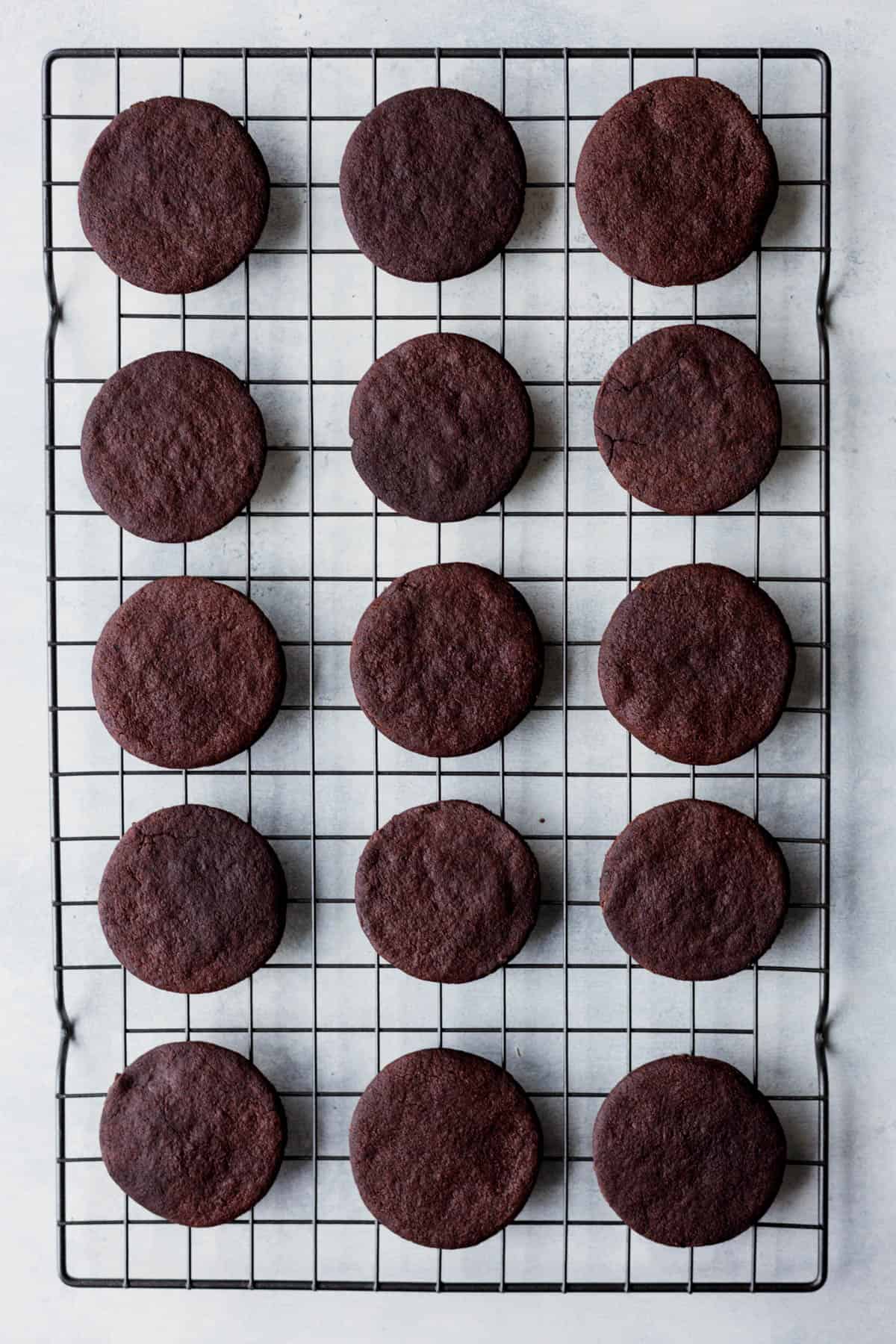 baked vegan thin mints on a cooling rack